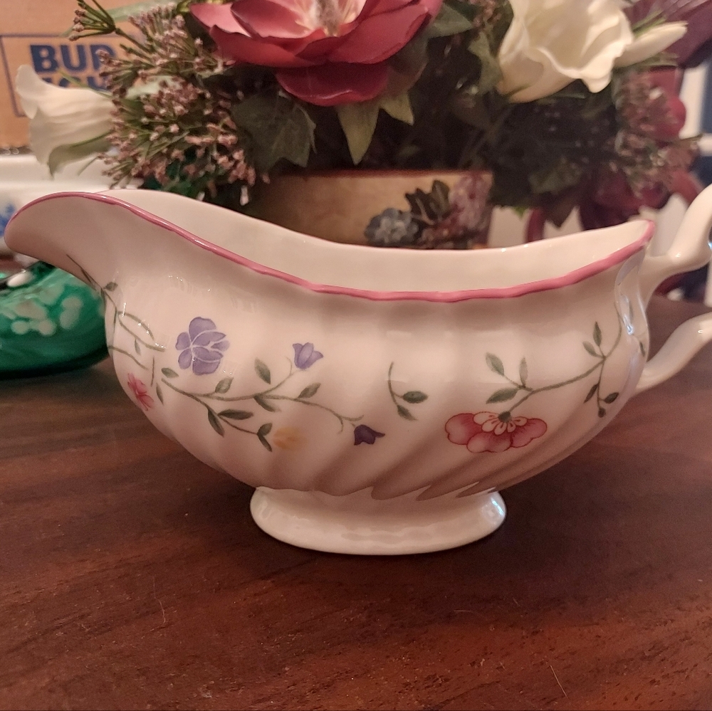 Johnson Brothers gravy boat pink/purple floral